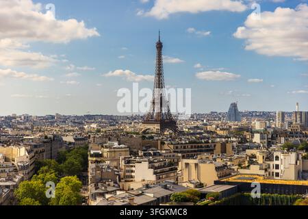 Une vue large et à angle élevé capture l'immense skyline de Paris et l'emblématique tour Eiffel Banque D'Images