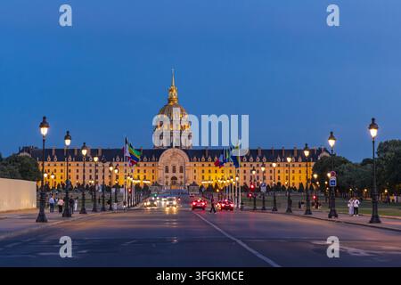 L'imposant hôtel des Invalides avec sa coupole dorée illuminée est capturé au crépuscule Banque D'Images