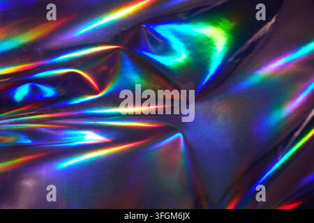 Feuille holographique montrant des couleurs arc-en-ciel iridescentes vibrantes Banque D'Images