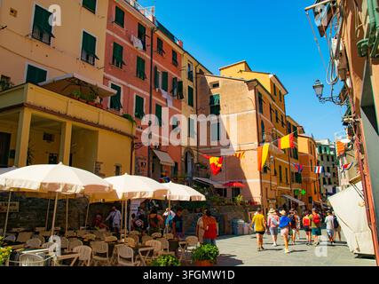 Vernazza, Cinque Terre, Italie, 24 juillet 2026. Bâtiments historiques colorés et touristes sur une rue piétonne animée Banque D'Images