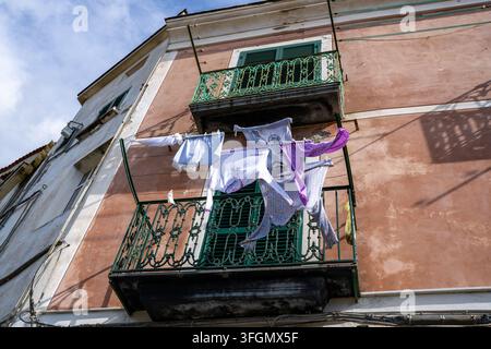 Maiori Italie - 28 septembre 2022 : Linge étendu sur un balcon pour sécher à Maiori en Italie sur la côte amalfitaine Banque D'Images