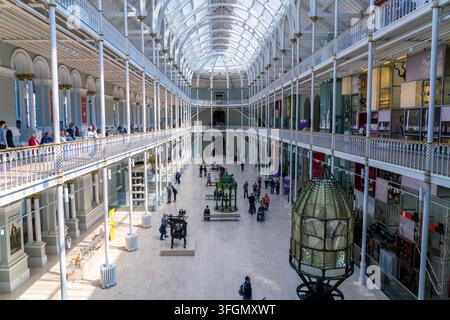 Édimbourg, Écosse – 3 juin 2023 : Galerie principale à l’intérieur du Musée national d’Écosse à Édimbourg Banque D'Images