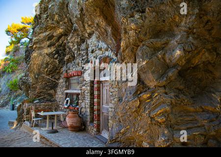 Vernazza, Cinque Terre, Italie. Bâtiment rustique en pierre intégré dans la falaise escarpée du village historique de bord de mer Banque D'Images