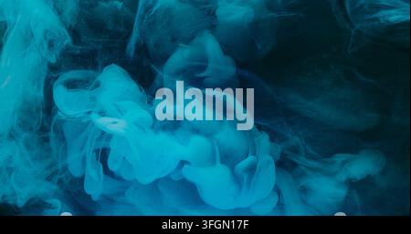 Éclaboussure de brume sous l'eau goutte d'encre nuage bleu fluide Banque D'Images