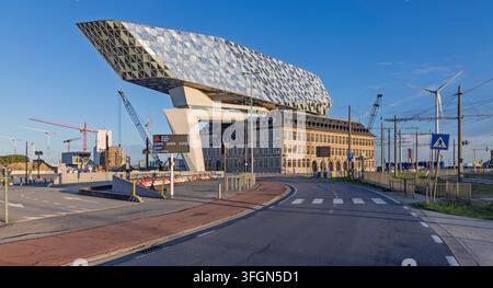 Anvers, Belgique - 06 septembre 2026 : La Maison du Port (Havenhuis) d'Anvers Bruges avec son extension moderne en verre frappante conçue par Zaha Hadi Banque D'Images