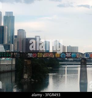 Pont ferroviaire graffiti et planchistes sur la rivière, Austin, Texas Banque D'Images