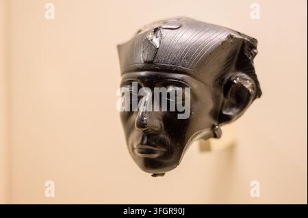 Tête du roi Sénousret III, sculpture ancienne en obsidienne égyptienne, Musée Calouste Gulbenkian, Lisbonne, Portugal. Banque D'Images