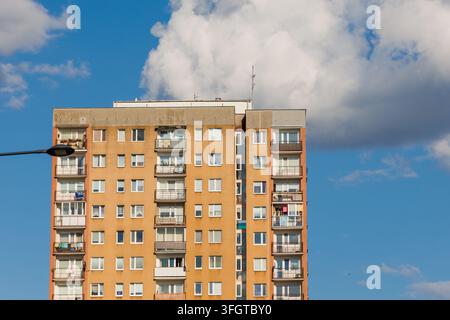 Façade d'un immeuble en panneaux préfabriqués dans la zone de Goclaw, Varsovie, Pologne Banque D'Images