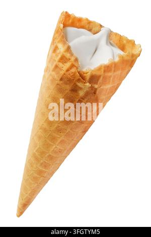 Glace à la vanille dans un cône gaufré isolé sur fond blanc Banque D'Images