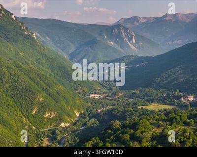 Vue aérienne du parc national de Mavrovo présentant des pentes montagneuses verdoyantes, une vallée fluviale sinueuse et des forêts denses à Mavrovo, municipalité de Mavrovo Banque D'Images