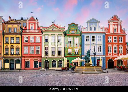 Façades de maisons de la renaissance colorées, peintes au XVIe siècle, sur la Stary Rynek, la place du marché centrale de la vieille ville de Poznan, en Pologne Banque D'Images