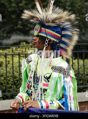 Jeune homme dans un costume traditionnel coloré de powwow Banque D'Images