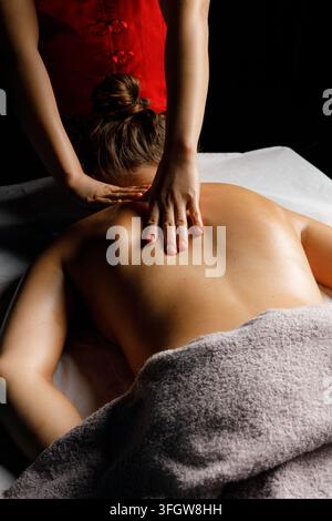 Femme recevant un massage professionnel relaxant du dos Banque D'Images