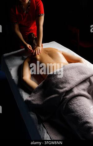 Femme recevant un massage professionnel du cou et des épaules Banque D'Images