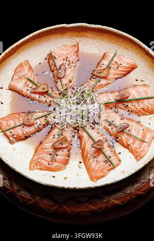 Plat élégant de sashimi au saumon avec ail et pousses Banque D'Images