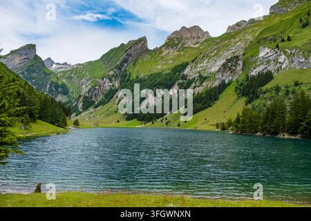 Aérien de beau lac de montagne Seealpsee dans les Alpes de Suisse ensoleillé jour d'été Banque D'Images