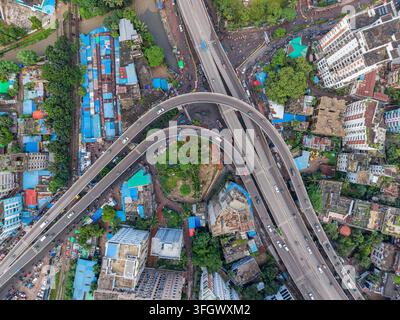 Vue aérienne de la zone de l'arrêt de bus 2 No. Gate présentant des bretelles d'autoroute surélevées, des bâtiments urbains denses et des rues animées de la ville à Chittagong, Chi Banque D'Images