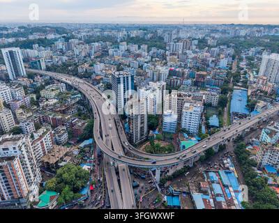 Vue aérienne de la zone de l'arrêt de bus 2 No. Gate présentant la passerelle surélevée, les bâtiments urbains denses et le trafic intense à Chattogram, division de Chittagong Banque D'Images