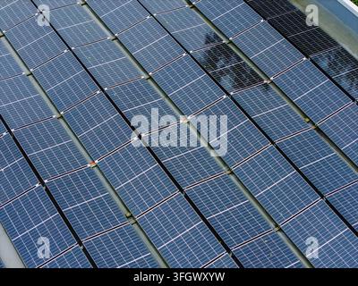 Vue aérienne de panneaux solaires installés sur un toit avec des gouttes de pluie lors d'une journée de pluie à Riga, en Lettonie. Banque D'Images