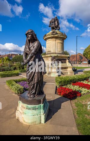 Une statue de Lady Macbeth avec William Shakespeare au sommet du monument Gower, Bancroft Gardens, Stratford Upon Avon, Angleterre Banque D'Images