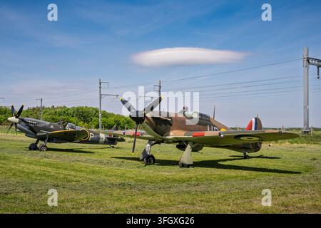 Un avion de chasse vintage Supermarine Spitfire et Hawker Hurricane garé sur l'herbe lors des célébrations du patrimoine VE80 à Steventon, Royaume-Uni Banque D'Images
