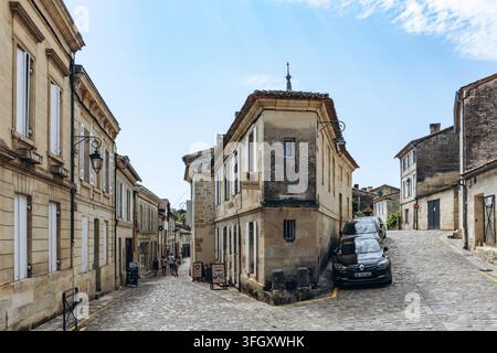 Saint Emilion, France - 11 juillet 2026 : Ruelles pavées historiques et bâtiments en pierre à une intersection dans la vieille ville Banque D'Images