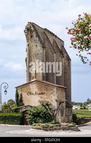 Saint Emilion, France - 13 juillet 2026 : Les Grandes Murailles (Grandes Murailles) à côté du domaine viticole Clos Fourtet dans la ville historique Banque D'Images