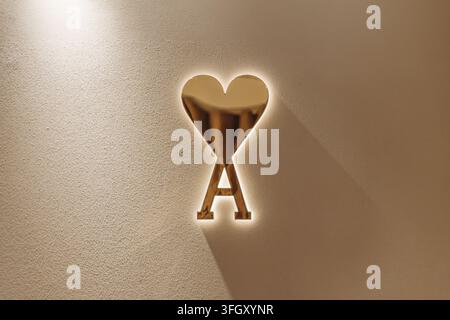 Bordeaux, France - 14 juillet 2026 : Logo en forme de cœur AMI Paris illuminé affiché à l'intérieur du grand magasin Galeries Lafayette dans le centre de Bordeaux. Banque D'Images