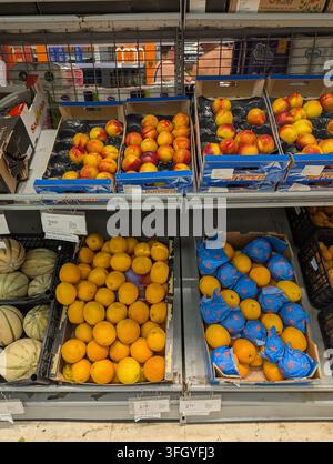 Pirovac, Croatie, 16 août 2026 Présentation de produits frais dans une épicerie avec des caisses de nectarines, d'oranges, de citrons, de pamplemousses et de melons arran Banque D'Images