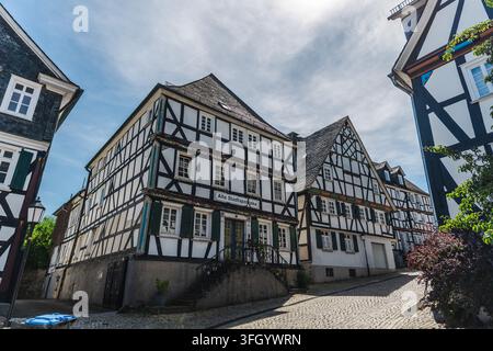Maisons à colombages historiques sur une rue pavée à Freudenberg, Allemagne Banque D'Images