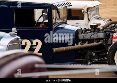 Hot rod bleu marine numéro 22 avec moteur exposé et enveloppage d'échappement lors de Race the Waves 2026, Bridlington South Beach. Banque D'Images