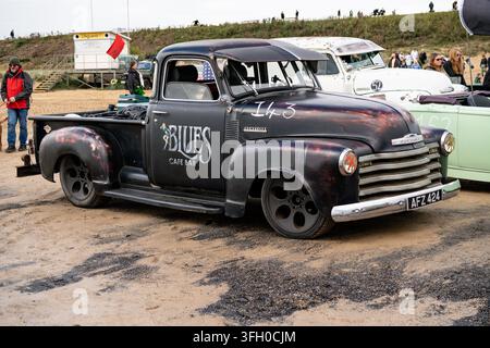 Pick-up truck Chevrolet rat rod personnalisé à la Race to the Waves 2026, Bridlington South Beach, East Yorkshire Banque D'Images