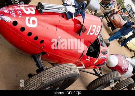 Voiture de course rouge vintage numéro 139 sur la plage sud de Bridlington lors de la Race to the Waves 2026, East Yorkshire Banque D'Images