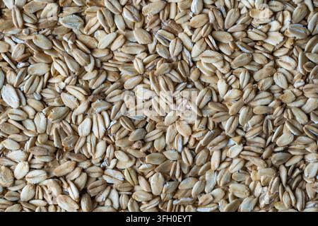 Aveline. Flocons d'avoine. Fond de grains de flocons d'avoine secs, gros plan, vue de dessus. Fond alimentaire. Concept de gastronomie, aliments biologiques Banque D'Images