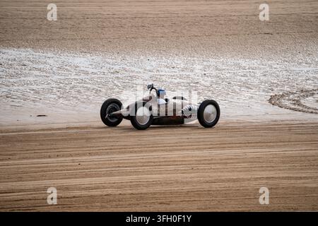 Une hot rod custom traversant la plage sud de Bridlington lors de l'événement Race to the Waves 2026, East Yorkshire. Banque D'Images