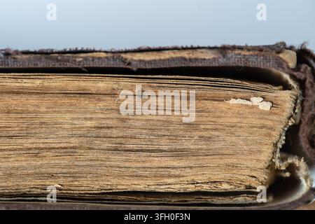 Très ancien livre religieux, gros plan. Fond de pages de vieux livres Banque D'Images