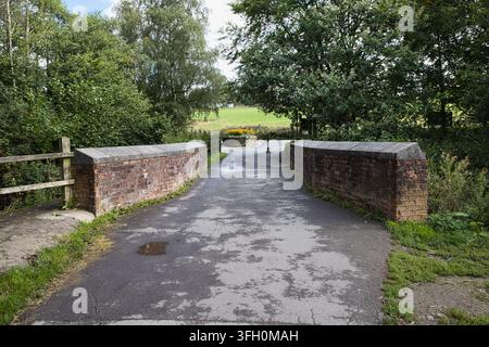 Vue à travers le pont en briques sur Longden End Brook sur le sentier de randonnée autour du lac Hollingworth, Rochdale, Royaume-Uni. Banque D'Images