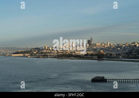 Vu depuis le Golden Gate Bridge, la skyline de San Francisco, la Salesforce Tower et le Palace of Fine Arts sont photographiés à travers la baie. Banque D'Images