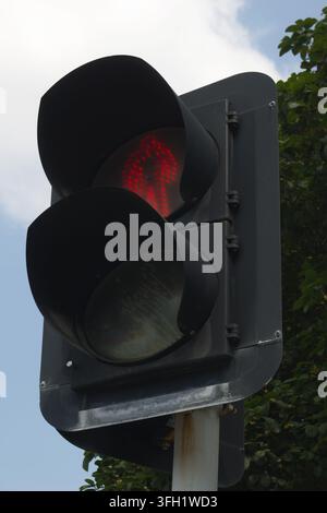Feu piéton montrant le signal d'arrêt rouge à l'extérieur Banque D'Images
