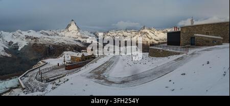 Zermatt Suisse, vue panoramique du sommet du mont Matterhorn et du train de Gornergrat en hiver Banque D'Images