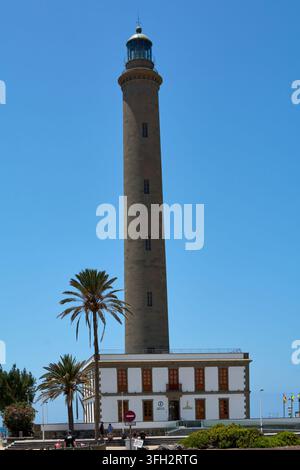 Maspalomas, Espagne – 15 septembre 2026 : Le phare historique de Maspalomas, Faro de Maspalomas, se dresse fièrement contre un ciel bleu éclatant. Banque D'Images