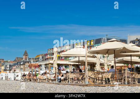 Mers-les-Bains (Normandie, nord de la France) : terrasse de café sur la plage Banque D'Images