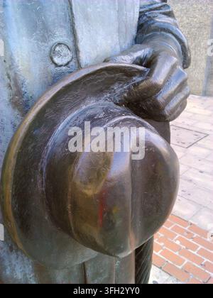 Détail de la statue en bronze de Jose Antonio Aguirre, premier Lehendakari basque, gros plan de son chapeau qu'il tient. Statue rue Ercilla. Banque D'Images