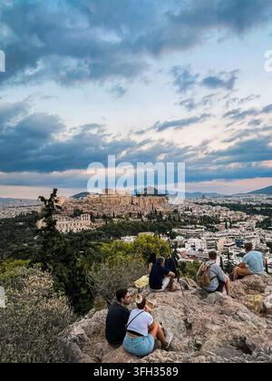 Vue panoramique de l'Acropole d'Athènes et de la ville d'Athènes, Grèce, sous un ciel dramatique Banque D'Images
