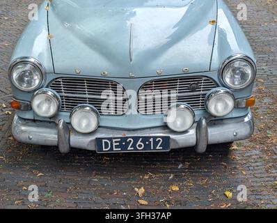 Vieille voiture break Volvo vintage garée. Banque D'Images