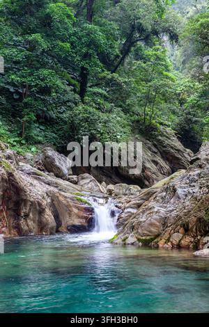 Cascade à Sanzhanxi dans le parc national de Taroko, à Taïwan. Une jungle luxuriante entoure une piscine turquoise claire. Banque D'Images