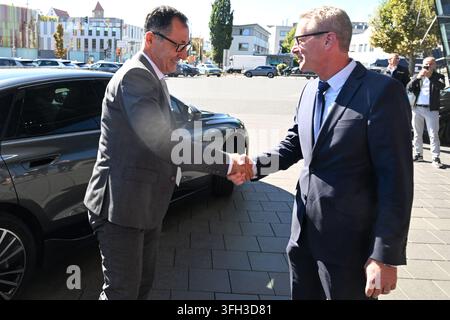 Neckarsulm, Allemagne. 15 sep., 2026. Cem Özdemir (à gauche, Alliance 90/Les Verts), ministre-président du Bade-Wurtemberg, est accueilli par le directeur d'usine Thomas Bogus (à droite) devant l'Audi Forum lors de sa visite chez Audi. Crédit : Bernd Weißbrod/dpa/Alamy Live News Banque D'Images