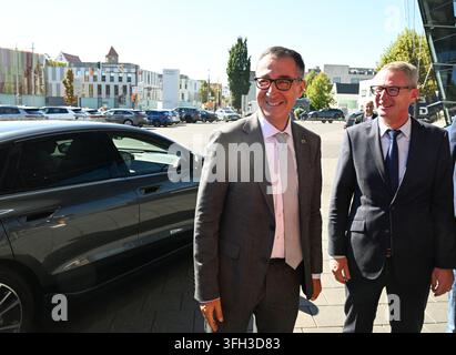 Neckarsulm, Allemagne. 15 sep, 2026. Cem Özdemir (à gauche, Alliance '90/Les Verts), ministre-président du Bade-Wurtemberg, est accueilli par le directeur d'usine Thomas Bogus (à droite) devant l'Audi Forum lors de sa visite chez Audi. Crédit : Bernd Weißbrod/dpa/Alamy Live News Banque D'Images
