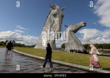 Les célèbres sculptures monumentales en acier représentant des têtes de cheval connues sous le nom de The Kelpies, conçues par le sculpteur Andy Scott, à Falkirk, en Écosse, le 31 juillet 2026. Banque D'Images