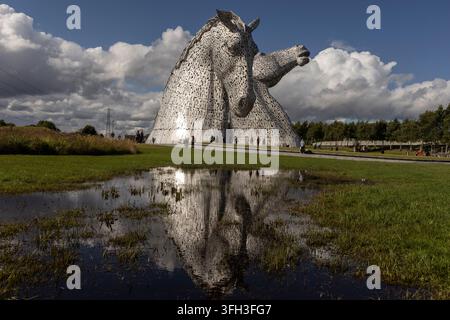 Les célèbres sculptures monumentales en acier représentant des têtes de cheval connues sous le nom de The Kelpies, conçues par le sculpteur Andy Scott, à Falkirk, en Écosse, le 31 juillet 2026. Banque D'Images